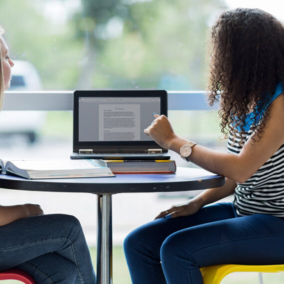 ทำความรู้จัก TOEIC, IELTS, TOEFL ต่างกันอย่างไร